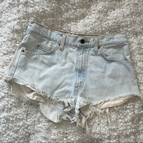 𝅺LEVI’S Vintage 550 Cut off Light Wash Shorts - Picture 1 of 7